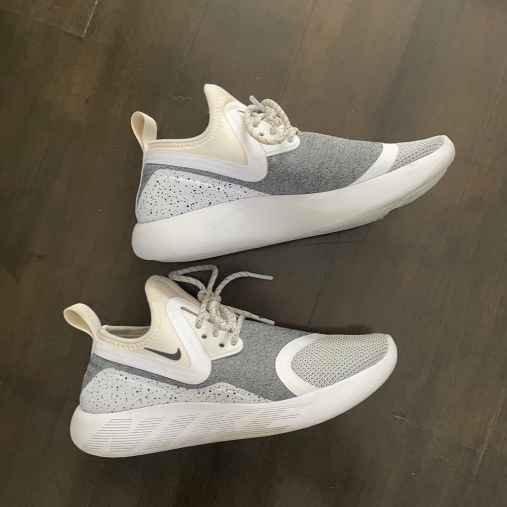 COPY - Lightly worn nike shoes!